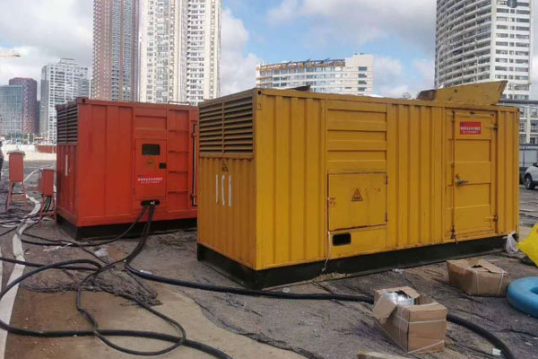 乳山压力测试时，发电机组的燃油系统需要达到多少压力？